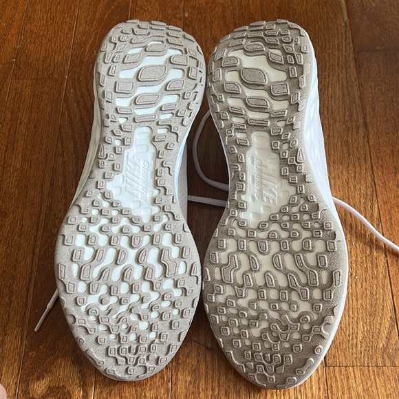 Size 7.5 Nike Revolution Race Running Shoe women’s. Violet champane white - Picture 3 of 3